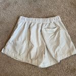 Vuori  Women’s Pleated Shorts White – Size Medium Photo 2