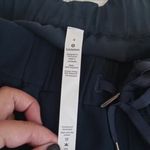 Lululemon on the fly crop woven 23" navy blue size 4 women Photo 3