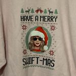 Gildan HAVE A MERRY SWIFTMAS DESIGN WO SIZE XL Pink Heavy Blend Sweatshirt. EUC Photo 1