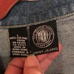 DKNY AMAZING VINTAGE BLUE DARK WASH JEANS LOGO SPELLOUT GRAPHIC BUTTON UP DENIM JACKET Photo 4