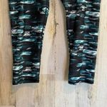 Fabletics * Women's XL Camo Print Capri Leggings Activewear Running Gym Yoga Photo 5