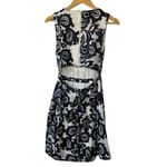 SUNCOO Paris Black & White Sleeveless V Photo 3