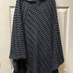 Beautiful Black Winter Shaw. Photo 0