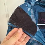 Obermeyer  women’s Leighton blue abstract ski jacket size 8 Photo 13
