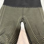 Lululemon Women’s  Black Green Chevron Patterned Cropped Leggings EUC Size 8 Photo 1