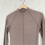 Joah Brown  Women’s Stitch Mock Neck Longsleeve Top Ribbed Thumbholes Brown M/L Photo 3