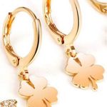 Clover huggie earrings Gold Photo 2
