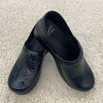 Dansko Women’s Embossed Clogs Mules Black Size 38 Photo 1