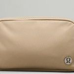 Lululemon  Everywhere mini 1L Belt Bag in trench NWT Photo 4