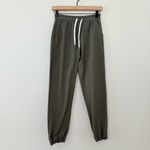 Vuori  Women’s Miles Jogger Pants in Oregano Olive Green Size XXS Retail $118 Photo 15