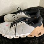 on cloud  Womens Gray White Athletic Cloudflow Trail Running Hiking Shoes US 9.5 Photo 4