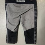 Skechers Active Gray & Patterned Capri Leggings - Size Medium Photo 3