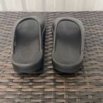 Oofos sandals, women’s size 8 Black Photo 2