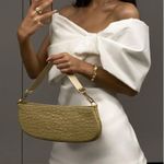 Saturday. Queen BOW OFF Photo 1