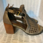 OTBT  Metaphor Metallic‎ Open Toe heels size 7.5 Photo 4