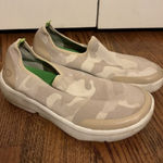 Women’s OOFOS EEZEE Camo Tan Slip On Shoes Sneakers Size 8 Photo 0