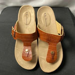 CL by Laundry CL LAUNDRY WOMENS SIZE 10 CARAMEL COLOR FAUX ALLIGATOR THONG STRAP HEEL Photo 4