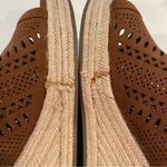 Liz Claiborne Women’s Brown Wedge Heel Suede Sandals Size 10 Laser Cut Design Photo 8