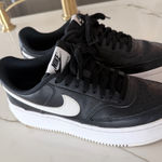 Nike Black and White Low-Top Sneakers Photo 0