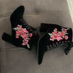 Isaac Mizrahi NWOT Black with Flower Design Velour Style Heeled Booties Size 9 Photo 5