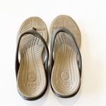 Crocs Taupe Gray Flip Flop Sandals Women’s Size 7 Summer Beach Vacay Watersports Photo 9