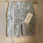 Lululemon New Swift Speed High Rise 8” Shorts Chevron Silver Blue White size 4 Photo 7
