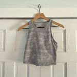 Vuori  Women's Elevation Plyo Tank in pale heather camo size small Photo 2
