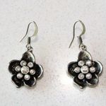 These Adorable Sparkly Flowers!! Pewter & Rhinestone Pierced Earrings Silver Photo 4