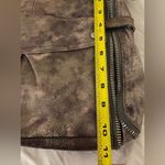 B Makowsky Pewter Silver Pebbled Leather Crossbody Hobo Bag Purse Zipper Photo 6