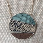 Leather look medallion snake skin necklace Green Photo 1