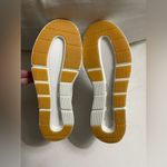 New in box On Cloud Women The Roger Clubhouse Mid White Sand Size 7 Photo 10