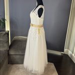 Women’s White Sleeveless V Photo 4