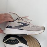 Brooks  Women 6 Launch 8 Running Shoe Primrose Ombre Metallic Sneaker Lightweight Photo 4