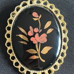 Vintage EUC goldtone acrylic brooch or pendant w/ flowers & scalloped setting Black Photo 2
