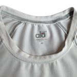 Alo Yoga Women’s Size XS Fitted Athletic Tee Shirt White Running Gym Workout Photo 2
