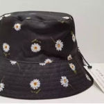 Alice + Olivia NWT Alex + Olivia Daisy Print Reversible Bucket Hat Black / White One Size Photo 0