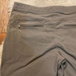 LL Bean Shorts Women's Large Lightweight Waist Adjust Zipper Pockets Tan Photo 7