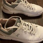 on cloud Running Shoes Photo 1