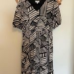 Black and White V Neck Short Sleeve Dress Size L Photo 0