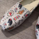 Toms  Belmont Light Grey Holiday Cats Slip On Shoes Size 8 Photo 2