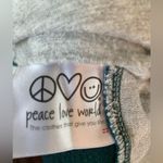 Peace Love World  green thankful shirt size M/L‎ Photo 3
