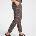 Athleta  camo farallón jogger size 6 Photo 3