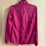 Marmot ‎ women’s fuschia zip up lightweight rain jacket. Medium Photo 2