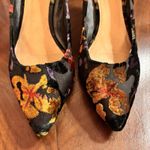 Tahari  Gia Floral Jacquard Kitten Heel Pumps Black Pointed Toe Size 7.5 M Photo 3