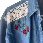 Haik's Vintage‎ 90s Medium Denim Cottage Lace Rose Floral Embrodered Button Up Blue Photo 5
