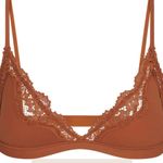 SKIMS NTW/ FITS EVERYBODY LACE TRIANGLE BRALETTE, Color bronze tan. Photo 3