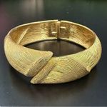Vintage MONET Signed Brushed Textured Gold Tone Clamper Cuff Hinge Bracelet 51g. Photo 2