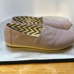 Tom slightly use lavender shoes. Size 6 medium. They’re very beautiful lavender‌ Photo 1