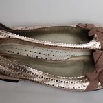 Talbots Rose Gold Metallic Perforated Bow Ribbon Leather Flats Size 8½AA Photo 2