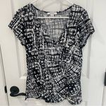 Dress Barn Abstract Black and White Faux Wrap V Neck Rousched Top Women’s Size M Photo 0